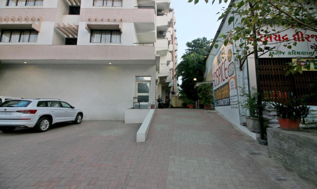 Hotel Hospice Surat Exterior foto
